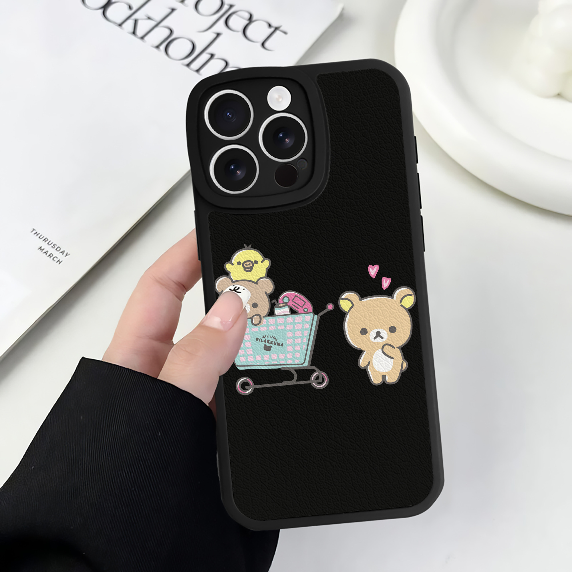 （画像用） リラックマ リラックマ キイロイトリ Rilakkuma Korilakkuma Kiiroitori 【iPhone 16シリーズ対応】シリコンスマホケース（レザー調） 材質：シリコン